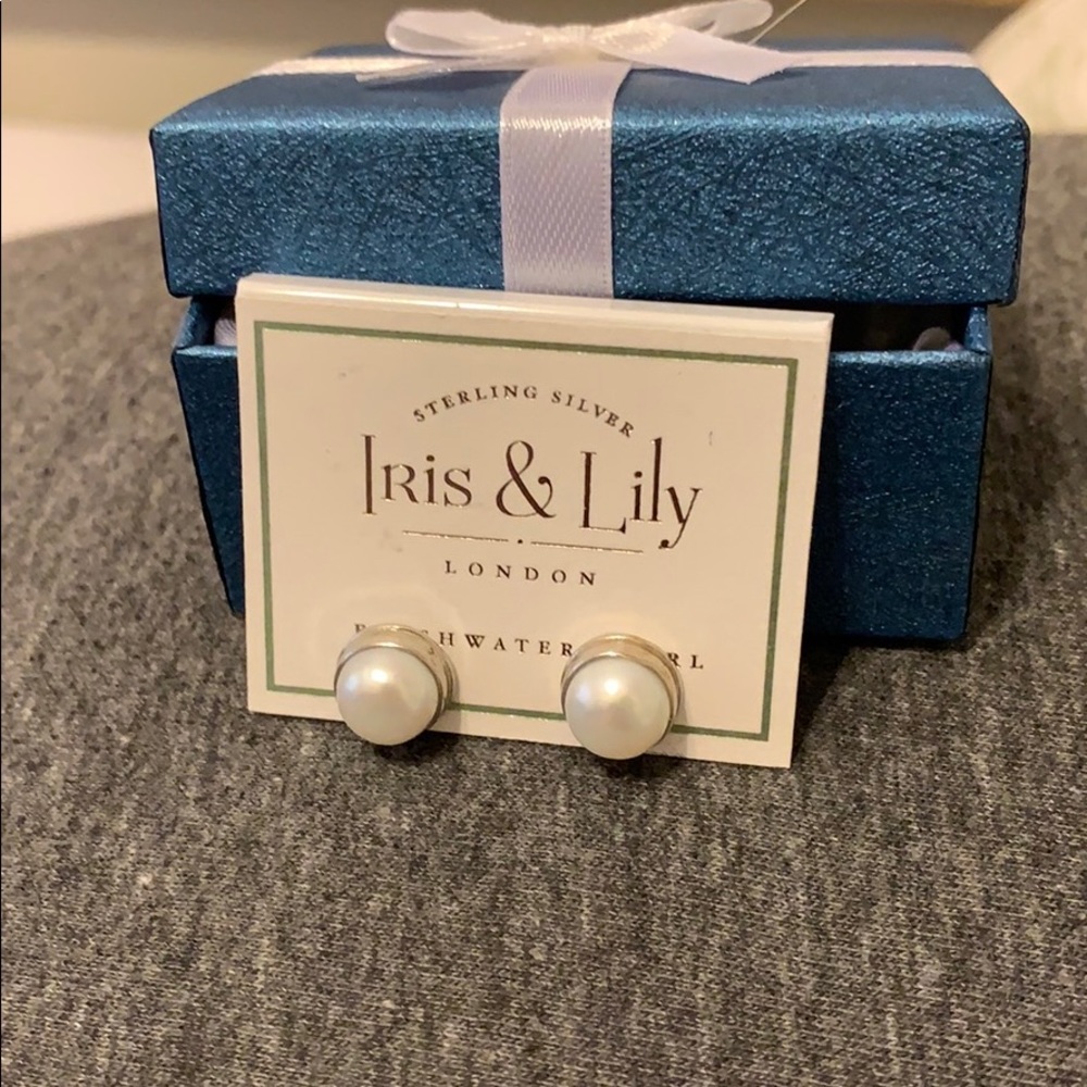Iris & Lily freshwater pearl earrings
